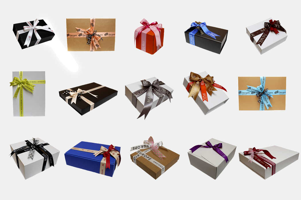 Een prachtige collage van bedrukte linten. Met oog voor detail leveren wij luxe cadeaulinten, absoluut een aanrader om uw prachtige geschenken mee te verfraaien